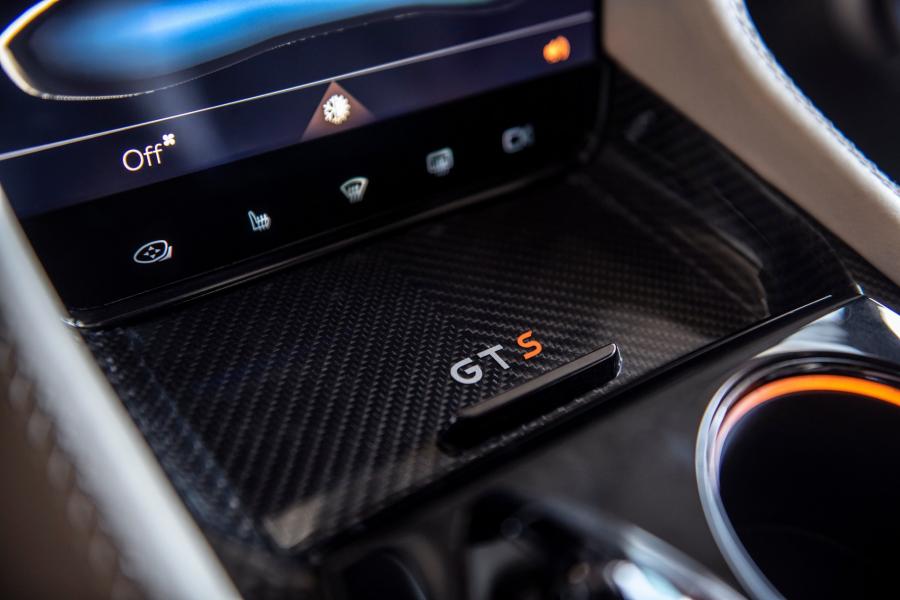 Детали интерьера Karma Revero GT 2020 года  (фото 4 из 5)